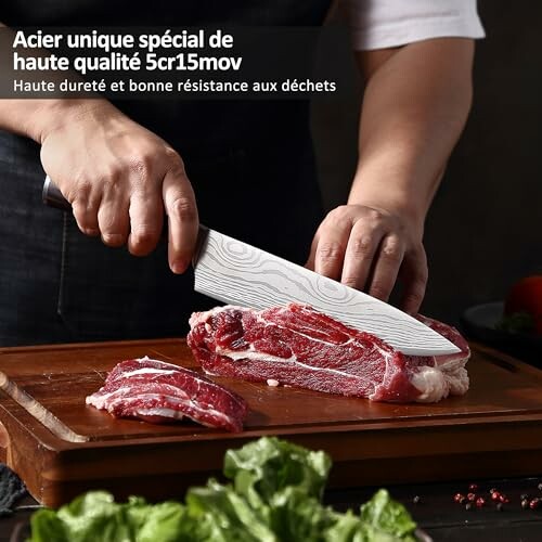 Chef découpant de la viande avec un couteau aiguisé.