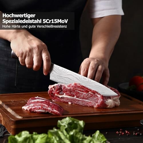 Chef découpant de la viande avec un couteau sur une planche.