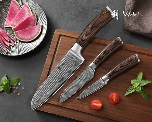 Trois couteaux de cuisine en acier damassé sur une planche en bois avec des légumes tranchés.