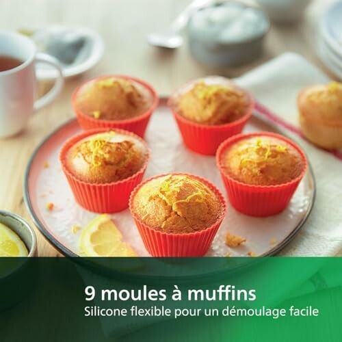 Muffins dans des moules en silicone rouge avec une boisson chaude.