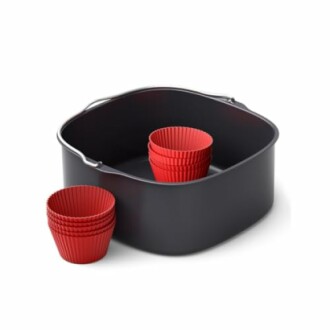 Moule à gâteau carré avec des moules à cupcakes rouges.