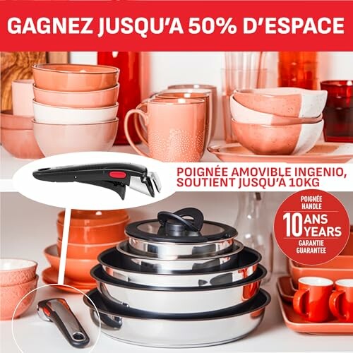 Batterie de cuisine empilable avec poignée amovible.